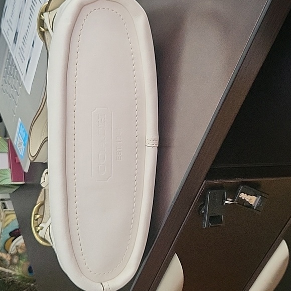 Coach 2008 Winter White Shoulder Bag - Picture 11 of 16